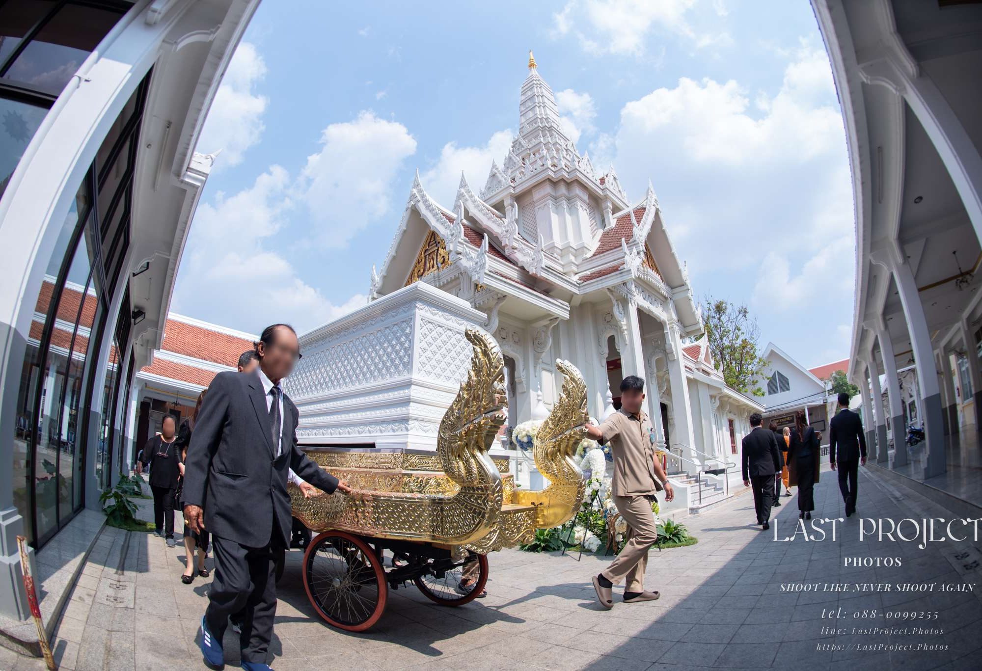 พิธีแห่เวียนหีบศพบนราชรถพญานาครอบเมรุหลวงวัดเทพศิรินทร์ Buddhist funeral procession with a golden Naga casket carriage around the crematorium at Wat Thepsirin
