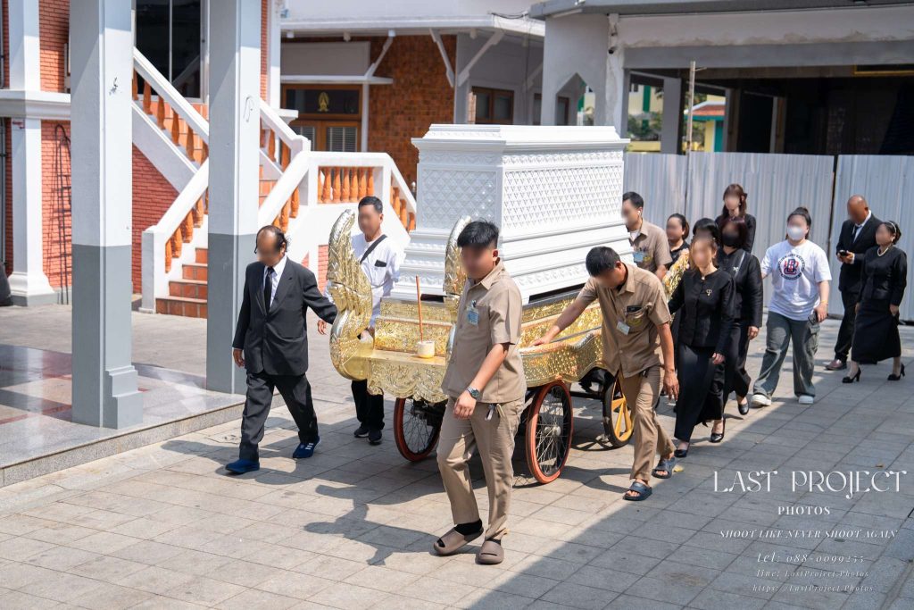 พิธีแห่เวียนหีบศพรอบเมรุในวัดไทย Traditional Thai Buddhist funeral procession moving the white coffin cart around the crematorium