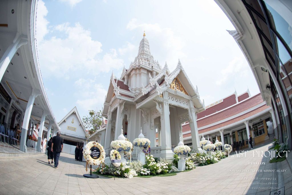บรรยากาศเมรุวัดไทยตกแต่งดอกไม้สดสำหรับพิธีฌาปนกิจ White crematorium at a Thai Buddhist temple beautifully decorated with fresh flowers for a funeral ceremony