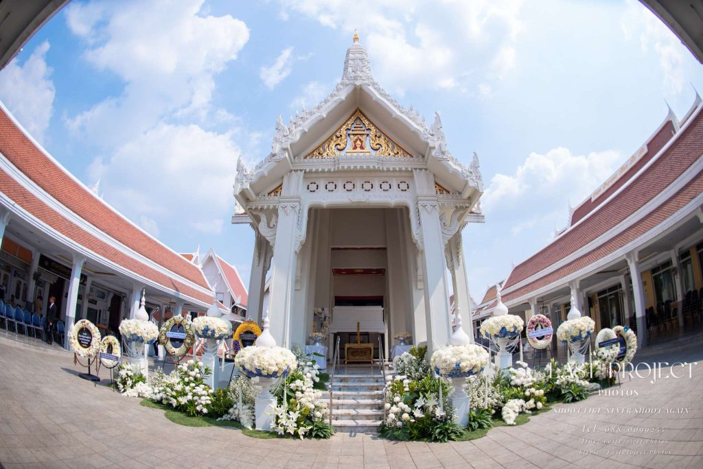 ภาพถ่ายมุมกว้างอัลตร้าไวด์เมรุวัดเทพศิรินทร์ตกแต่งดอกไม้สดในพิธีฌาปนกิจศพ Ultra-wide fisheye shot of the royal crematorium decorated with flowers for a Buddhist funeral ceremony at Wat Debsirin Bangkok
