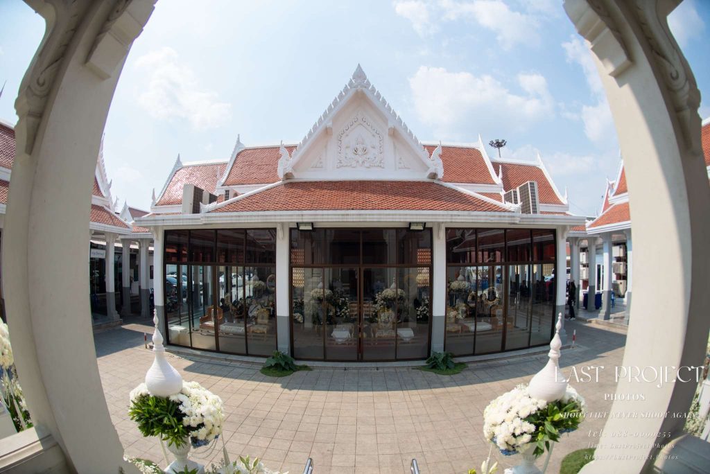 บรรยากาศศาลาบำเพ็ญกุศลวัดเทพศิรินทราวาสในพิธีพระราชทานเพลิงศพและพิธีฌาปนกิจ ถ่ายด้วยเลนส์ฟิชอายจากบนเมรุ กรุงเทพมหานคร The funeral pavilion at Wat Debsirindrawas Ratchaworawiharn temple in Bangkok, Thailand, captured with an ultra-wide fisheye lens from the crematorium (meru) during a Thai Buddhist cremation ceremony.