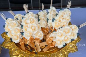 ช่อดอกไม้จันทน์จัดวางบนพานทองในพิธีฌาปนกิจศพแบบไทย Traditional Thai cremation flowers Dok Mai Chan arranged on a golden pedestal tray for a Buddhist funeral ceremony