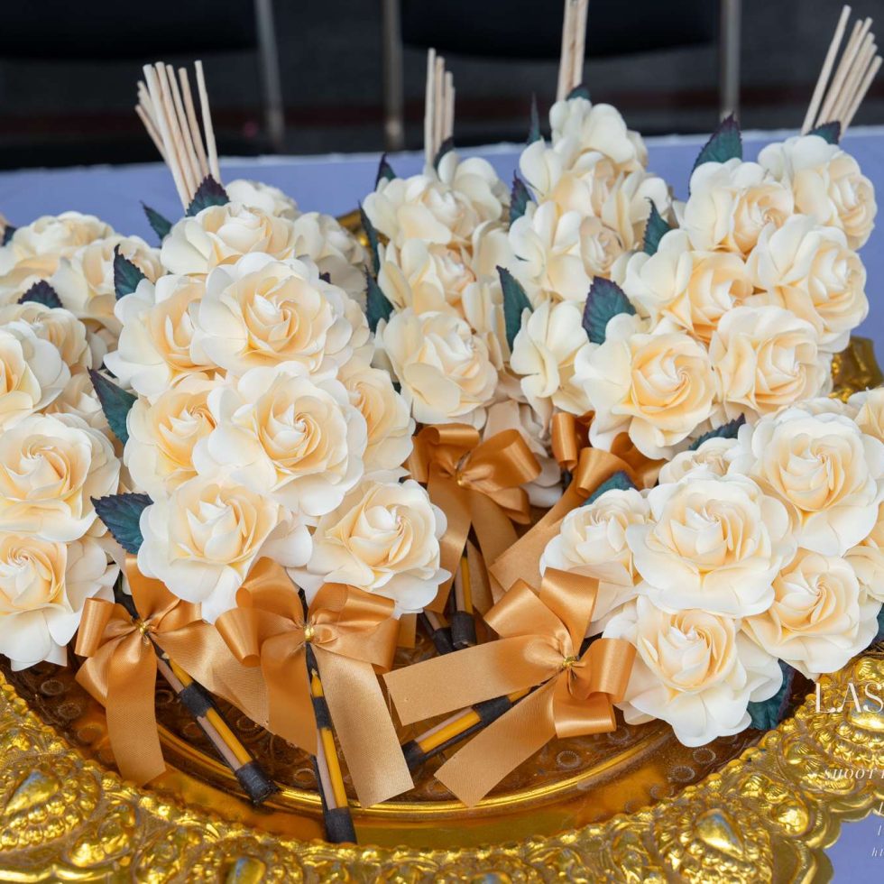 ช่อดอกไม้จันทน์จัดวางบนพานทองในพิธีฌาปนกิจศพแบบไทย Traditional Thai cremation flowers Dok Mai Chan arranged on a golden pedestal tray for a Buddhist funeral ceremony