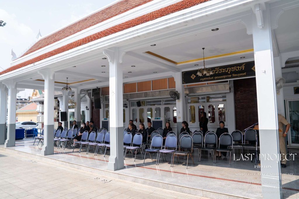 แขกผู้มีเกียรตินั่งรอร่วมพิธีฌาปนกิจบริเวณระเบียงด้านนอกศาลาวีระภุชงค์ วัดเทพศิรินทร์ กรุงเทพฯ Guests seated outside the Weeraphuchong Pavilion awaiting the cremation ceremony at Wat Thepsirin Bangkok