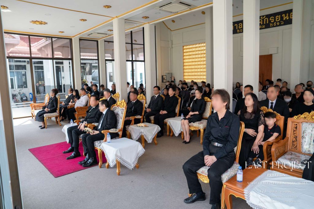 แขกผู้มีเกียรติร่วมพิธีฌาปนกิจภายในศาลาวัดเทพศิรินทร์ Guests seated inside the temple pavilion during a Thai funeral cremation ceremony at Wat Thepsirin