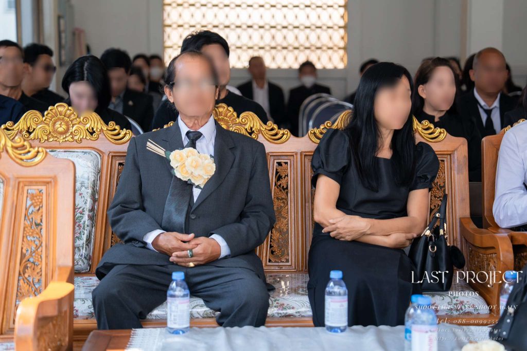 ภาพแขกและญาติร่วมไว้อาลัยในพิธีฌาปนกิจศพ ณ วัดเทพศิรินทร์ กรุงเทพมหานคร Guests and family members attending a Buddhist cremation ceremony at Wat Thepsirin Bangkok