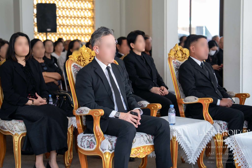 แขกผู้ใหญ่และบุคคลสำคัญร่วมไว้อาลัยในพิธีฌาปนกิจ ณ วัดเทพศิรินทร์ Distinguished guests and family elders attending a Buddhist cremation ceremony at Wat Thepsirin Bangkok