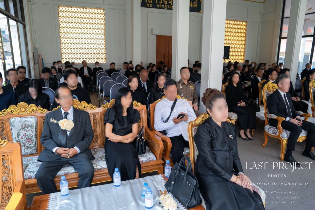 บรรยากาศแขกและครอบครัวร่วมแสดงความไว้อาลัยภายในศาลาบำเพ็ญกุศล วัดเทพศิรินทร์ Guests and family seated inside the funeral pavilion at Wat Thepsirin to pay their respects