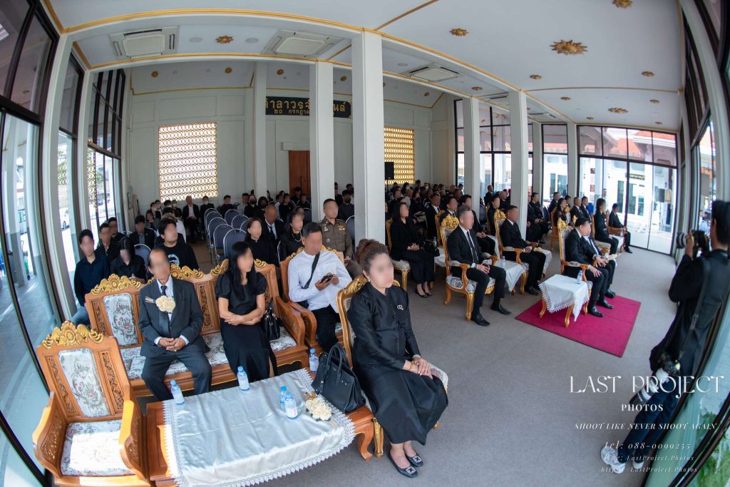 บรรยากาศแขกมาร่วมพิธีฌาปนกิจภายในศาลาบำเพ็ญกุศล ถ่ายด้วยเลนส์ฟิชอาย วัดเทพศิรินทร์ Attendees sitting inside the funeral pavilion during the cremation ceremony captured with a fisheye lens at Wat Thepsirin