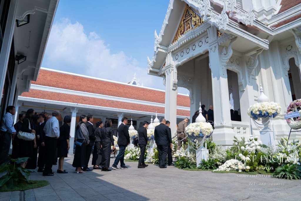 แขกผู้มีเกียรติต่อแถวขึ้นเมรุเพื่อวางดอกไม้จันทน์หน้าหีบศพ วัดเทพศิรินทร์ กรุงเทพฯ Mourners queueing to ascend the crematorium stairs for sandalwood flower placement at Wat Debsirin Bangkok