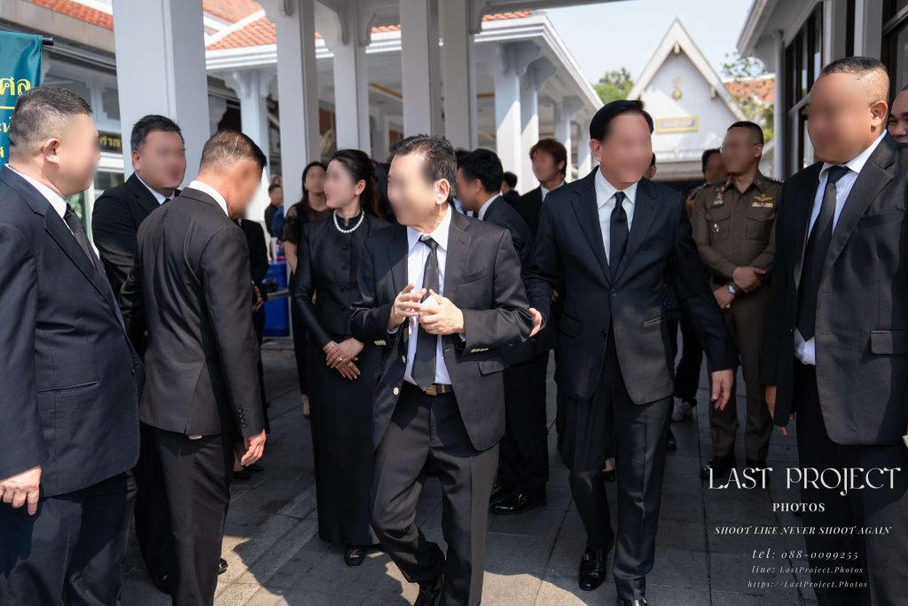 แขกผู้มีเกียรติกล่าวทักทายและแสดงความเสียใจกับครอบครัวเจ้าภาพก่อนเดินทางกลับในพิธีฌาปนกิจศพ Distinguished guests expressing condolences and bidding farewell to the host family after the Thai Buddhist cremation ceremony