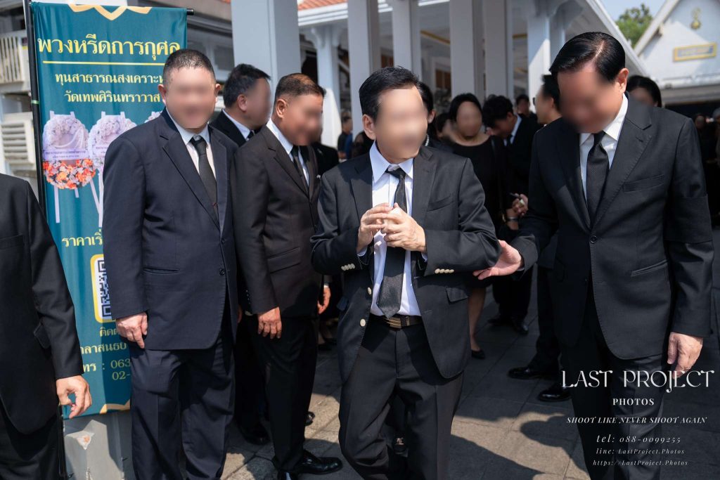 แขกผู้มีเกียรติและคนสนิทพูดคุยแสดงความเสียใจกับเจ้าภาพก่อนเดินทางกลับในพิธีฌาปนกิจศพ Close acquaintances and distinguished guests conversing and offering condolences before departing the Thai cremation ceremony