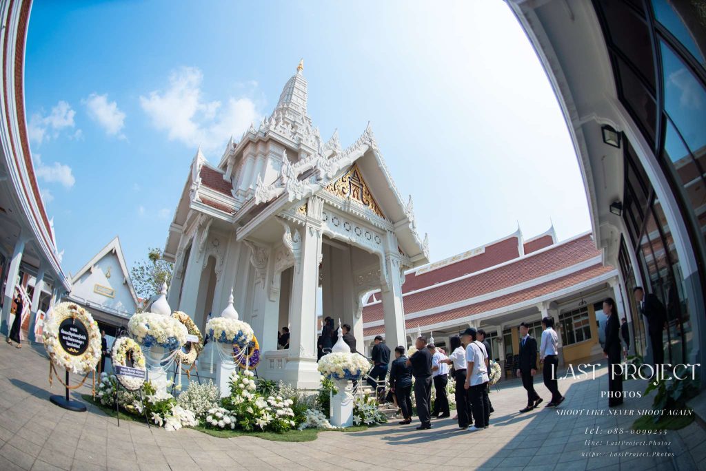 บรรยากาศพิธีฌาปนกิจ แขกต่อแถวขึ้นวางดอกไม้จันทน์ ณ เมรุวัดเทพศิรินทราวาส กรุงเทพมหานคร ถ่ายด้วยเลนส์มุมกว้าง Guests queuing to place sandalwood flowers during a Thai Buddhist cremation ceremony at Wat Thepsirin crematorium Bangkok, wide-angle shot