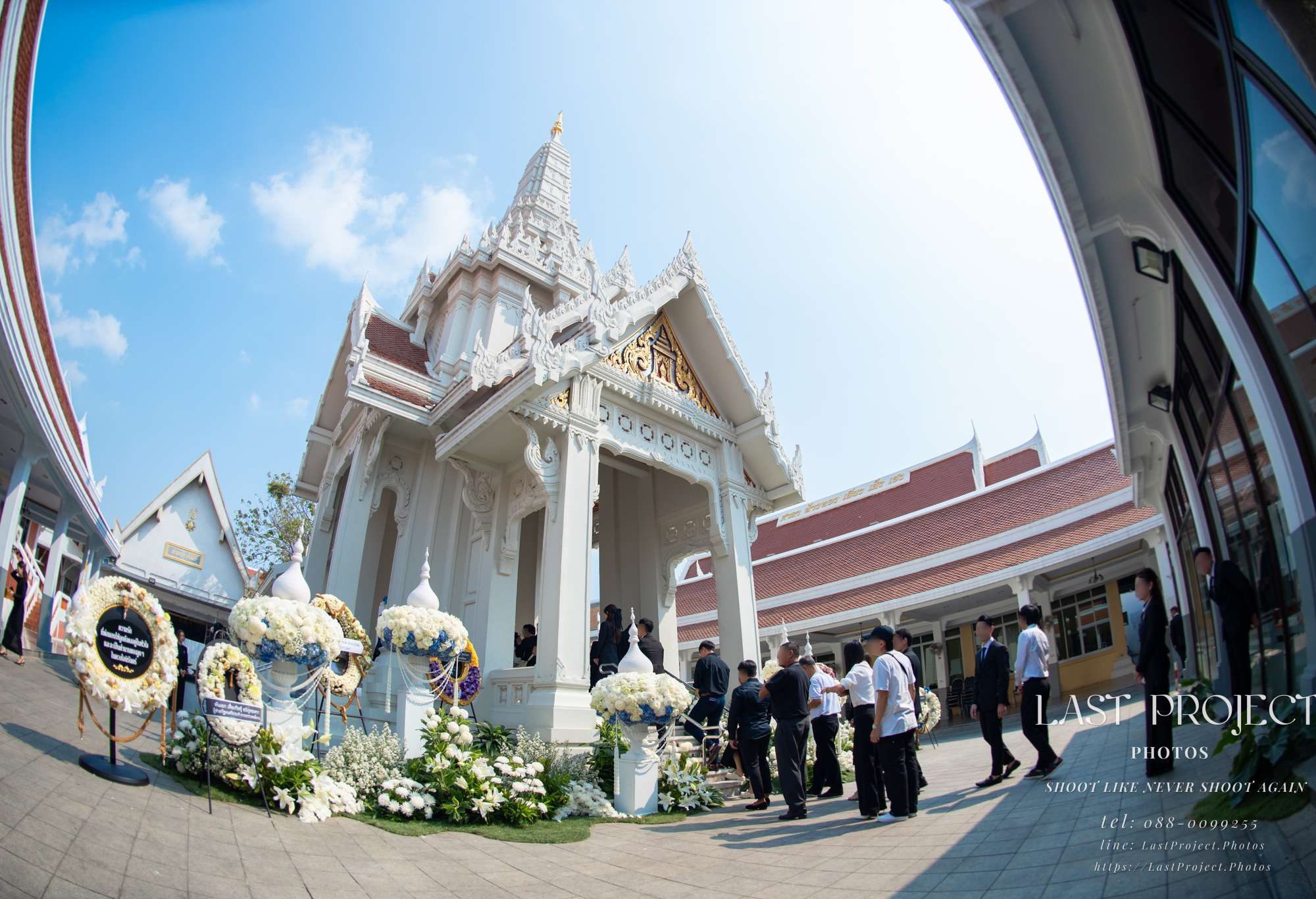 บรรยากาศพิธีฌาปนกิจ แขกต่อแถวขึ้นวางดอกไม้จันทน์ ณ เมรุวัดเทพศิรินทราวาส กรุงเทพมหานคร ถ่ายด้วยเลนส์มุมกว้าง Guests queuing to place sandalwood flowers during a Thai Buddhist cremation ceremony at Wat Thepsirin crematorium Bangkok, wide-angle shot