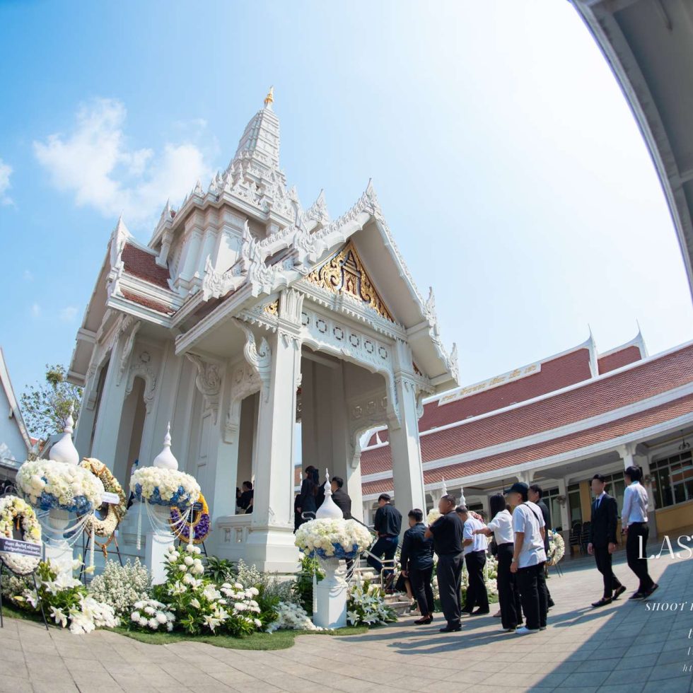 บรรยากาศพิธีฌาปนกิจ แขกต่อแถวขึ้นวางดอกไม้จันทน์ ณ เมรุวัดเทพศิรินทราวาส กรุงเทพมหานคร ถ่ายด้วยเลนส์มุมกว้าง Guests queuing to place sandalwood flowers during a Thai Buddhist cremation ceremony at Wat Thepsirin crematorium Bangkok, wide-angle shot